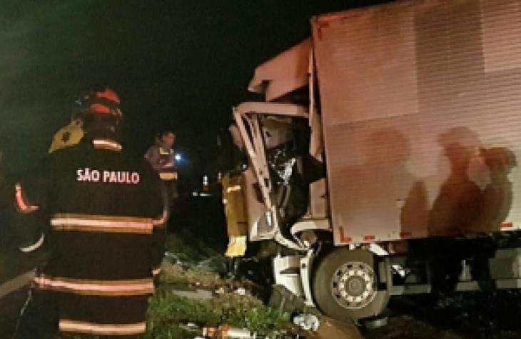 Acidente entre dois caminhões deixa uma vítima fatal na Bauru-Jaú