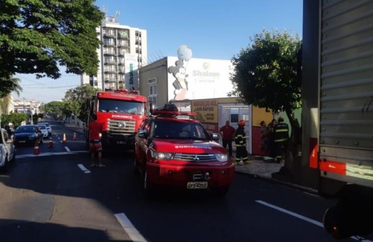 Acidente com caminhão em fios fere duas adolescentes em Marília