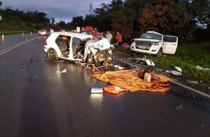 Acidente entre carro e caminhonete mata duas mulheres 