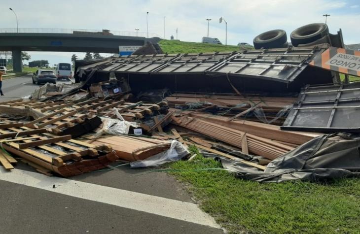 Caminhão tomba e interdita pistas no Contorno de Marília