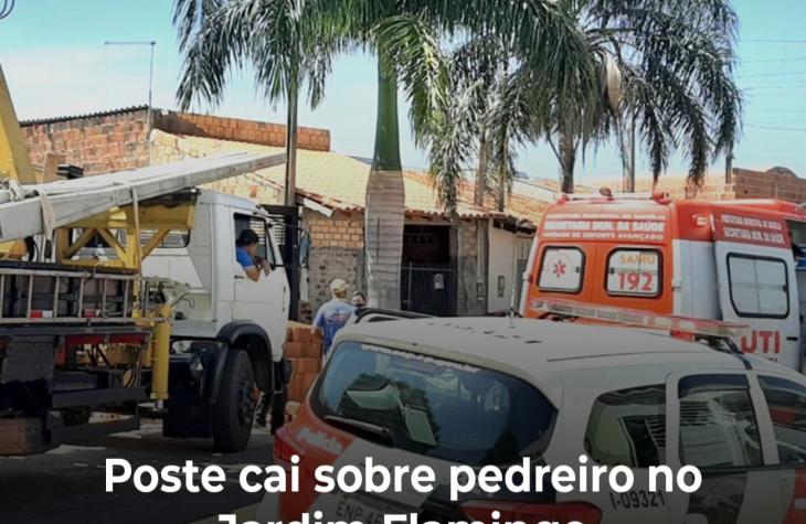 Pedreiro é atingido por poste em obra na zona Oeste