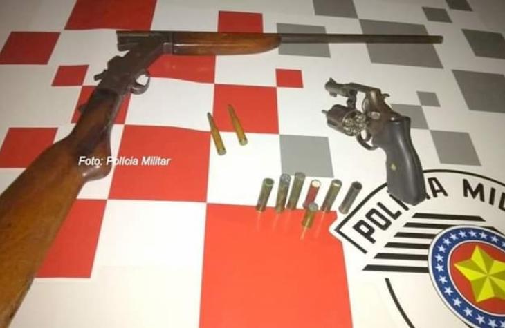 Briga entre vizinhos leva PM a apreender armas, na região