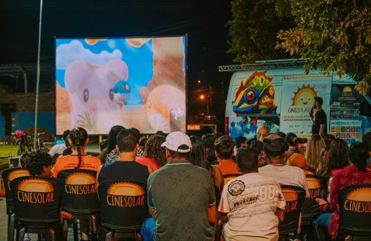 Furgão do CineSolar estaciona em Piraju, Oriente e Lins com sessões de cinema movido a energia solar, pipoca e atrações de graça para as famílias