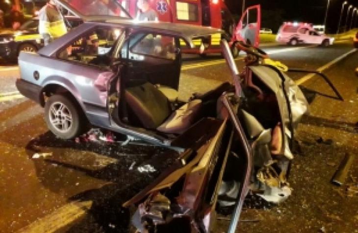 Mulher e idoso ficam presos nas ferragens de veículo, após acidente na BR-153