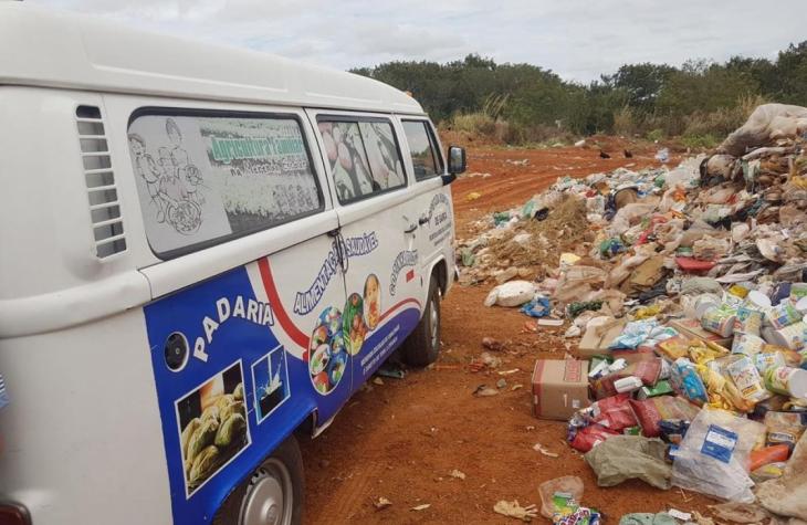 Prefeitura de Garça é flagrada descartando merenda escolar em aterro municipal