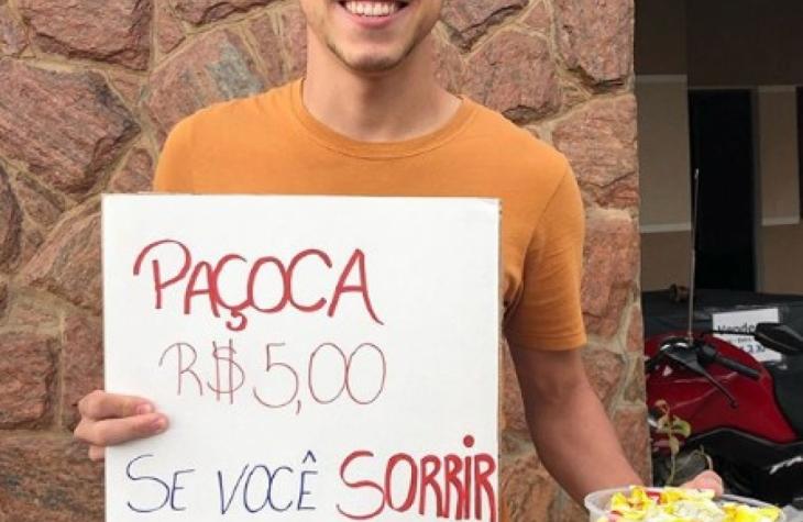 Jovem empreendedor vende paçoca no semáforo pra realizar sonho