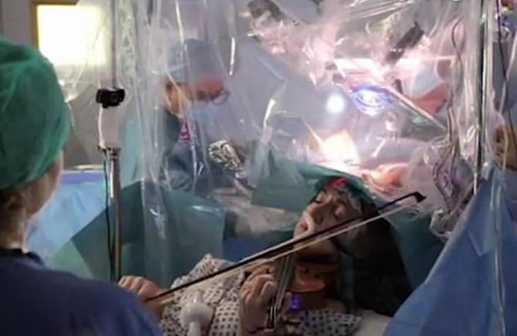 Paciente toca violino na cirurgia e médicos retiram tumor cerebral