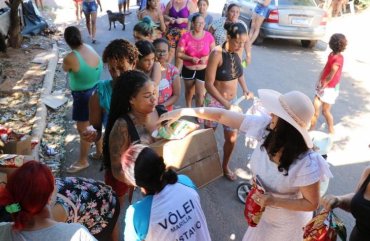 Regina Alonso entrega cestas básicas na Zona Norte de Marília