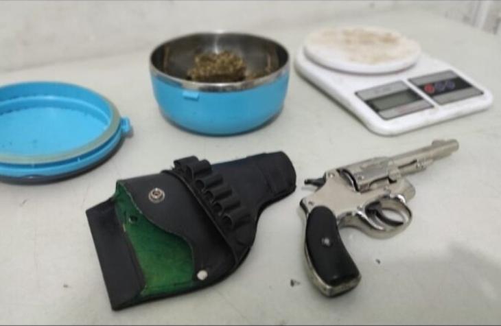 Mulher é presa com arma de fogo e maconha no Firenze
