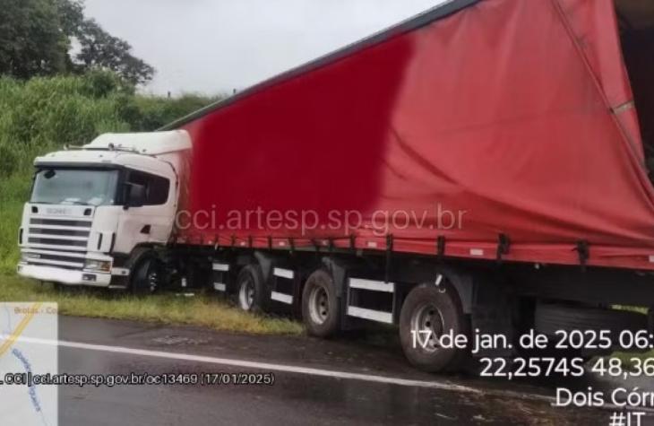 Carreta em L interdita rodovia