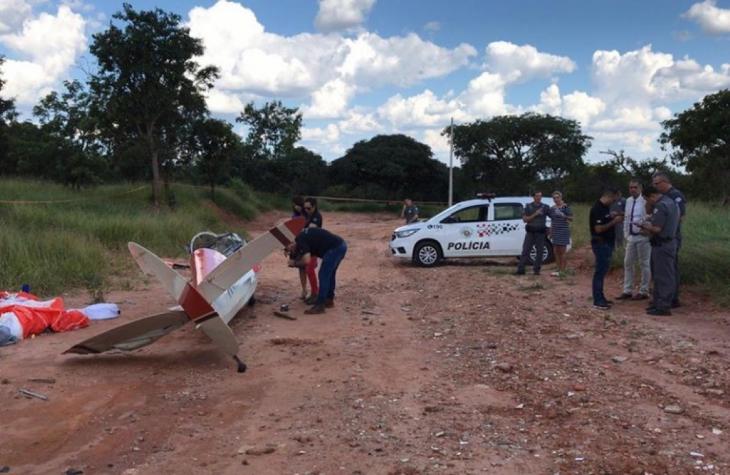 Avião planador cai em estrada de terra no Jardim Santos Dumont em Bauru