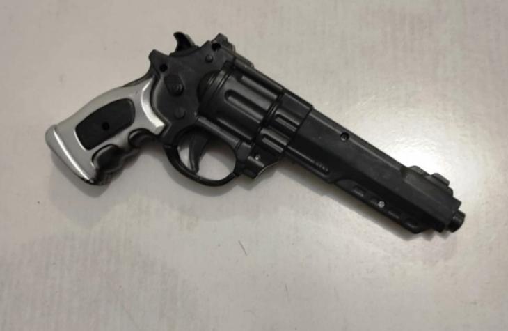 Ajudante de pintor é surpreendido com arma de brinquedo dentro de banco na zona Sul