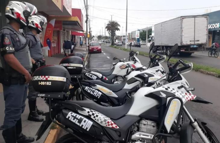 Dupla simula ter arma e leva R$ 400 de morador em porta de banco em Marília