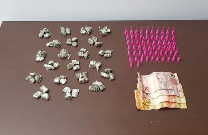 Casal é detido por resistência, desobediência e com porções de maconha no centro