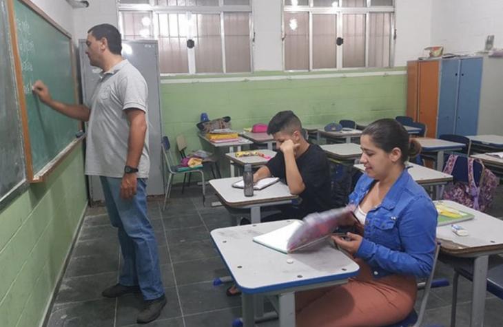 Mãe ajuda filho que ia mal na escola e se matricula na mesma classe
