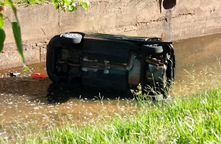 Veículo cai no Rio Bauru depois de acidente