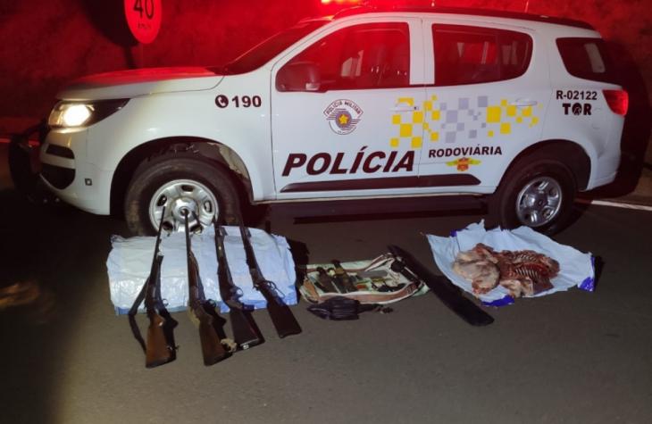 Três homens foram presos e dois menores foram apreendidos com armas de fogo e um animal abatido