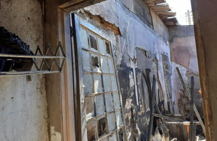 Incêndio atinge casa e deixa mulher ferida