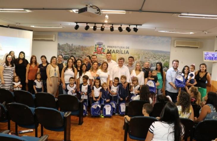 Prefeito Daniel Alonso entrega material escolar com mochilas e estojos escolares para as crianças da rede municipal