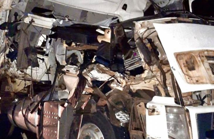 Motorista sai ileso de acidente que deixou cabine de caminhão destruída em Assis