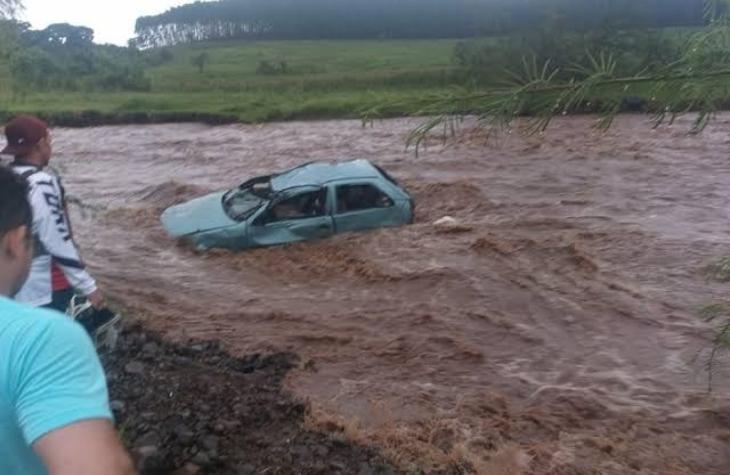 Tempestade desabriga famílias, interdita rodovia e alaga ruas em Botucatu