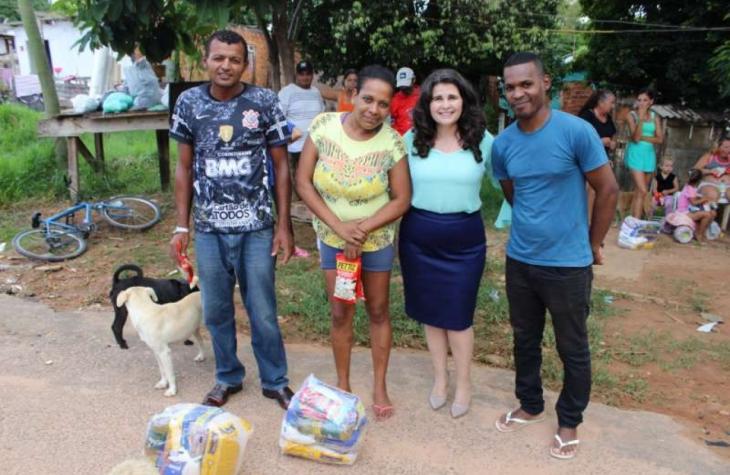 Selma Regina Alonso faz entrega de cestas básicas e doces na zona oeste de Marília pelo quarto ano seguido