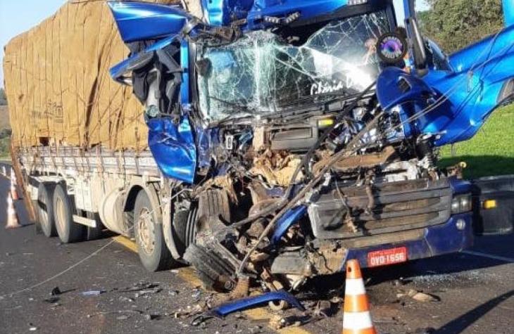 Scania fica destruída após bater na traseira de carreta na BR-153