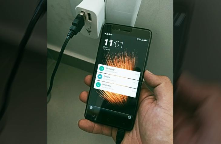 Homem sofreu queimaduras após celular explodir enquanto estava carregando
