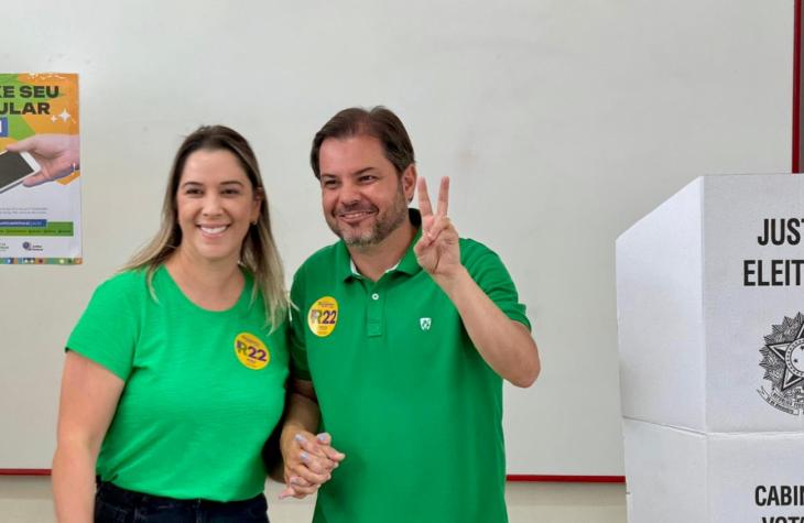Acompanhado pela esposa Beatriz, Ricardinho vota no começo da tarde e transmite gratidão pelo acolhimento da população em todos os dias da campanha