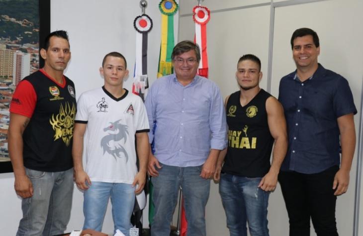 Atletas marilienses do ‘Jungle Fight’ são recepcionados pelo Prefeito Daniel Alonso
