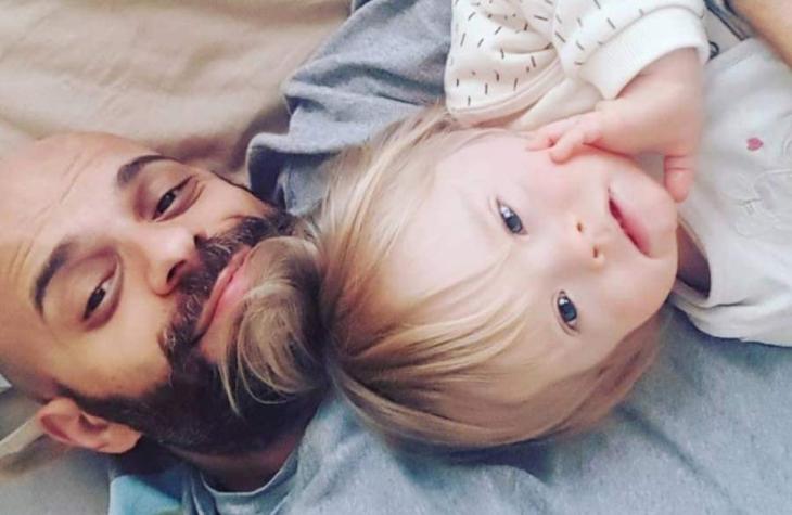 Pai solteiro adota menina com Síndrome de Down rejeitada por 20 famílias