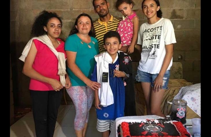Corinthians manda camiseta a torcedor mirim que perdeu tudo na enchente