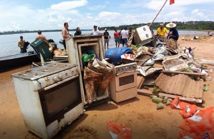 Mergulhadores retiram 3 toneladas de lixo do fundo do rio Tietê