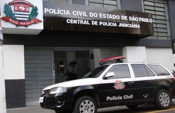 Funcionário é flagrado por câmeras após roubar dinheiro de loja e celular de cliente