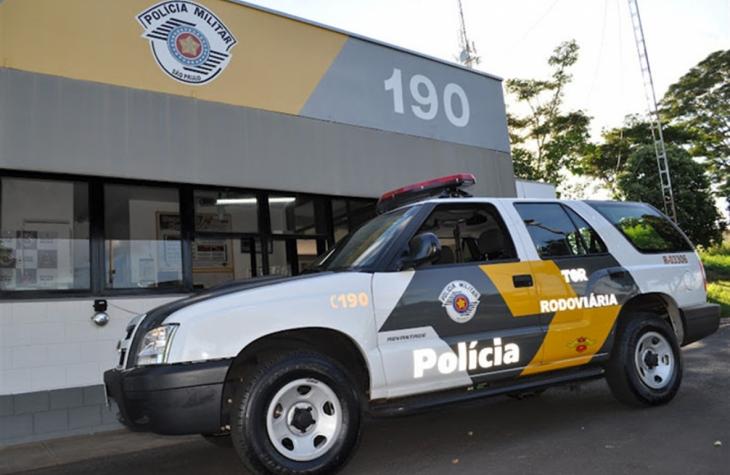 Menor é apreendido com 8 tabletes de skunk em fundo falso de sua mala
