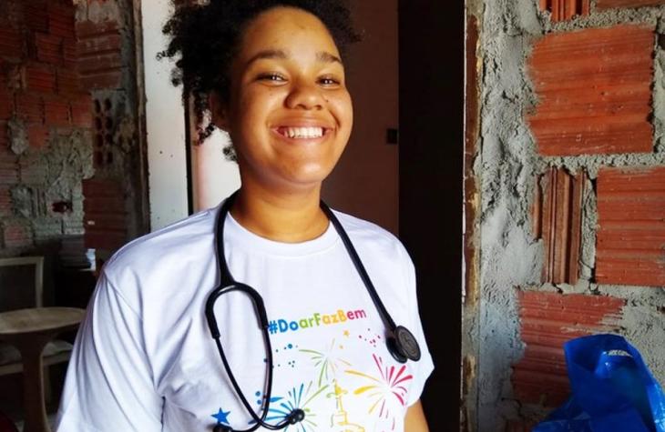 Filha de diarista aprovada em medicina ganha ajuda de outros alunos