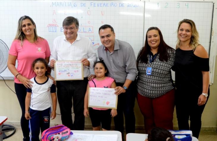 Prefeito Daniel Alonso confere material entregue aos alunos na EMEF Olímpio Cruz