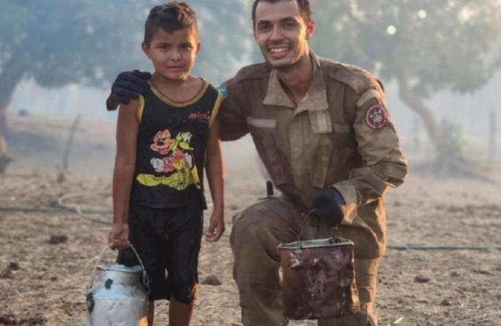 Menino com balde ajuda bombeiro a combater incêndio no Pantanal
