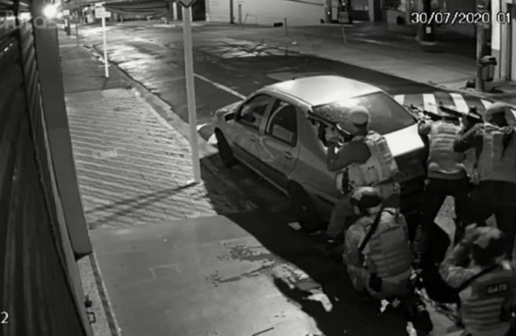 Bandidos explodem bancos, fazem reféns e ferem policiais em Botucatu