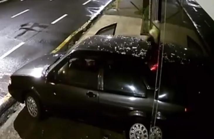 Dupla usa carro furtado para invadir loja em Marília; abandonou na fuga