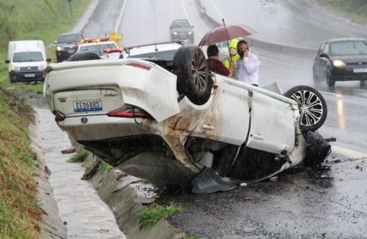 Duas pessoas ficam feridas em capotamento na SP-294