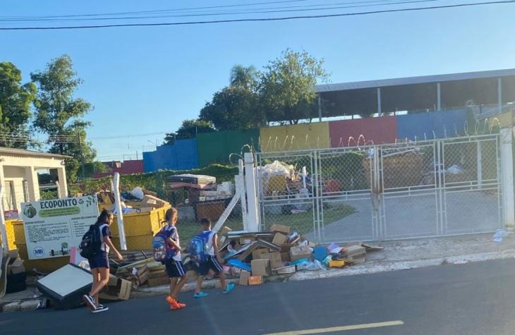 Moradores denunciam acúmulo de lixo no Ecoponto do Jardim Califórnia, em Marília