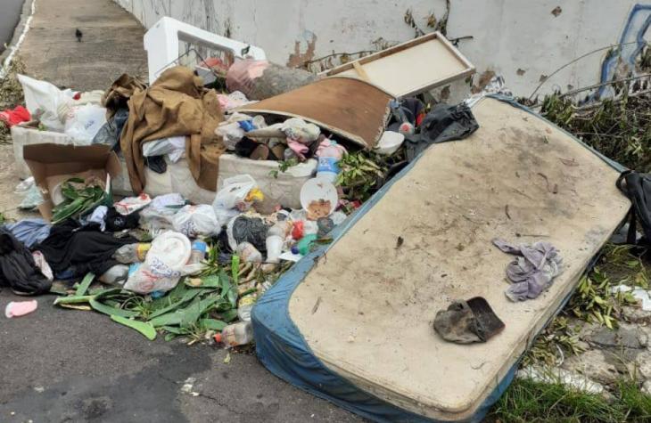 Assim não dá: população joga lixo na calçada do "Mineirão" e prefeitura pede 