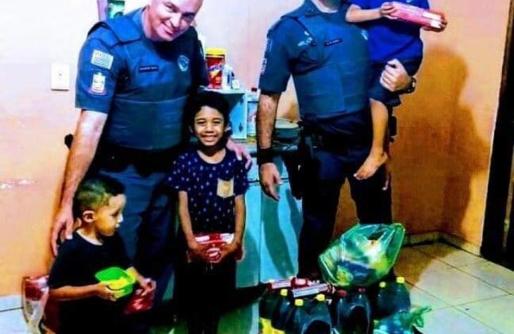 Criança comove PMs de Bauru ao pedir bolacha porque estava com vontade.