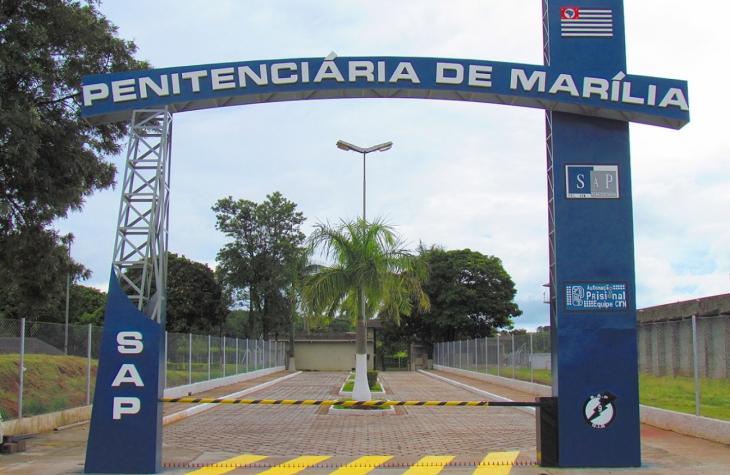 Mulher é flagrada entrando com drogas na penitenciária de Marília