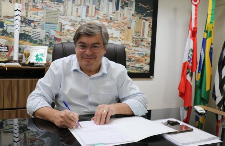 Prefeito Daniel Alonso aumenta salário e vale alimentação dos servidores municipais