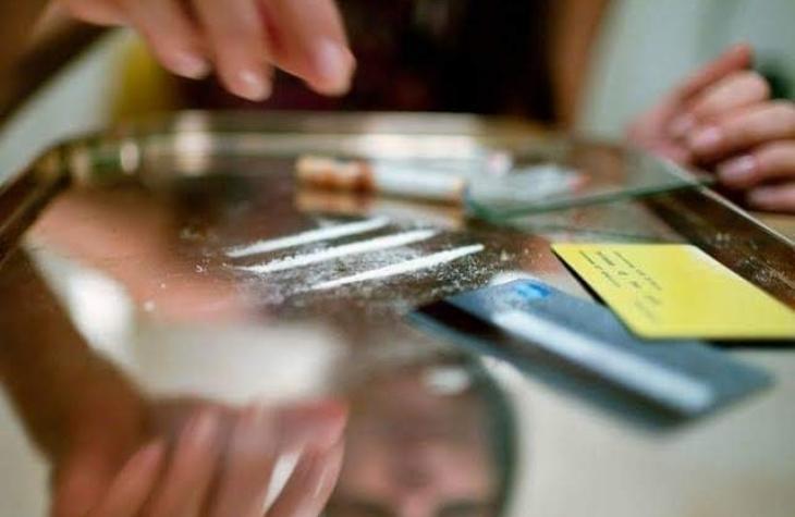 Idosa relata que filho viciado trocou tudo de sua casa por drogas. Já foi geladeira, fogão microondas e até máquina de costura 