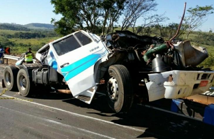 Motorista morre após capotar carreta na SP-333 próximo a Echaporã