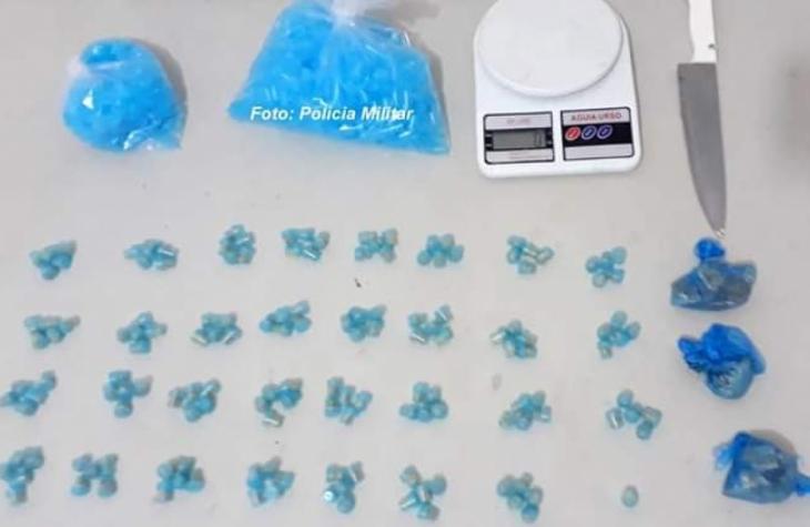 Adolescentes e homem são presos pela PM embalando crack na Vila Barros
