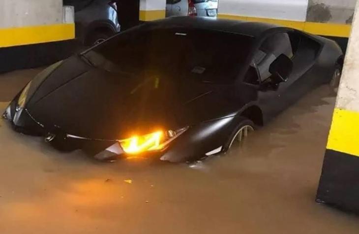 Sem seguro lamborghini de R$ 1.6 milhões fica de baixo d`água em SP. O carro seria leiloado e o dinheiro revertido a instituição de caridade